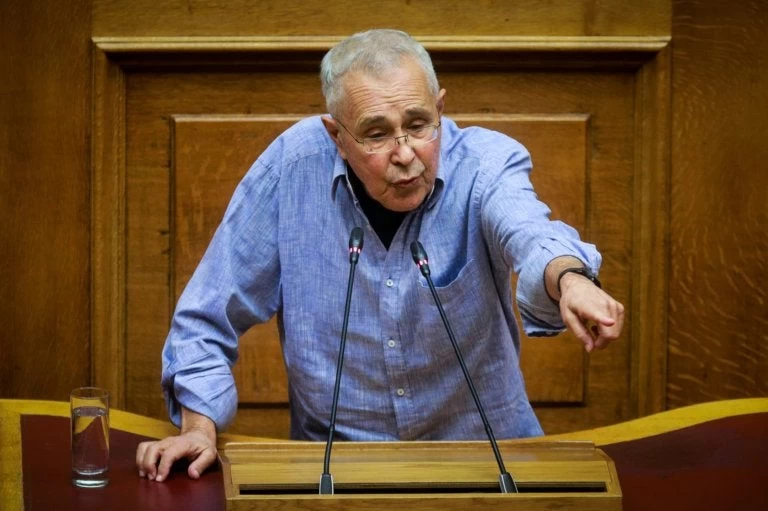 Τους «έκαψε» ο Ζουράρις με το «μαξιλάκας» – Πήραν «φωτιά» τα λεξικά – Τι σημαίνει (βίντεο)